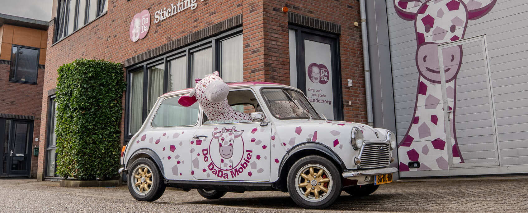 AutoFirst schenkt ‘De DaDa Mobiel’ aan Stichting DaDa